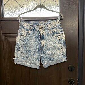 chic Acid Wash Denim Shorts in Faded Blue and White